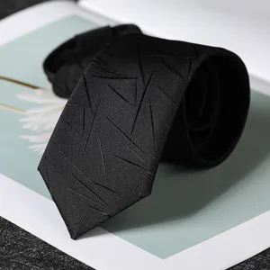 Dettaglio cravatta nera con cerniera e trama a linee astratte, perfetta per affari e look formali.
