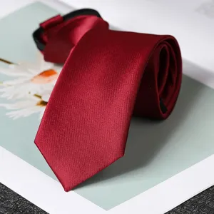 Primo piano dettagliato di una cravatta rossa tinta unita con zip, trama fine ed elegante.