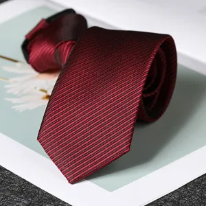 Dettaglio di cravatta bordeaux con zip e trama fine, accessorio elegante per abbigliamento formale.