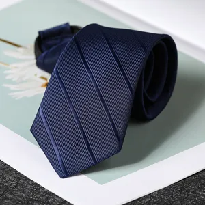 Primo piano dei dettagli della cravatta con zip a righe blu scuro da uomo, finitura elegante.