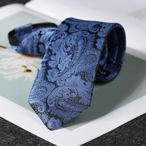 Dettaglio cravatta paisley blu nero, elegante accessorio uomo matrimonio affari formale.