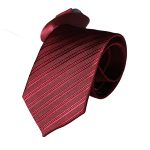 Elegante cravatta da uomo bordeaux con trama fine a righe, ideale per affari e matrimoni formali.
