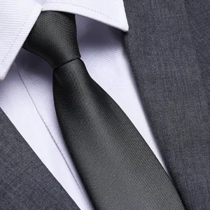 Vista dettagliata di una cravatta nera classica da uomo, ideale per abiti da lavoro e matrimoni.