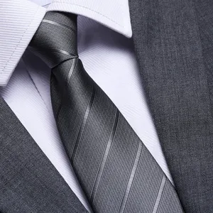 Cravatta uomo dettaglio primo piano a righe grigie, tessuto formale d'affari elegante.