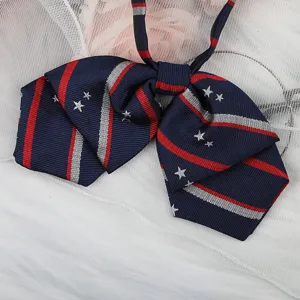 Japanischer JK Uniform Schleife, dunkelblau mit rot-silbernen Streifen und Sternen, vorgebunden.