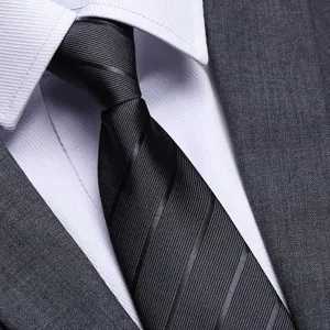 Primo piano di cravatta formale a righe nere con camicia bianca per affari e matrimonio.
