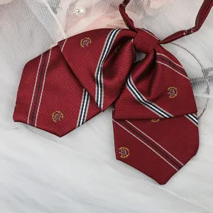 Rote JK Fliege mit goldener Kronenstickerei und klassischen Streifen, vorgebundener College Stil.