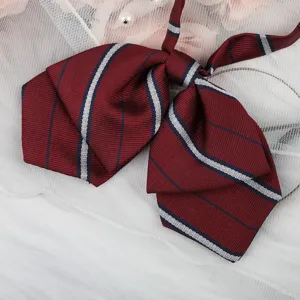 Bordeauxfarbene gestreifte JK Schleife vorgebunden Schulband fuer Matrosenuniform Abschluss