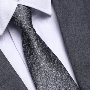 Primo piano dettagliato di una cravatta da uomo classica e strutturata, stile formale elegante.