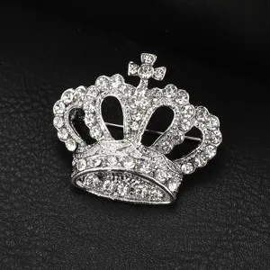 Primo piano di una spilla a corona in strass argento, elegante accessorio per risvolto.