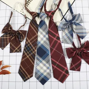 Dettaglio in primo piano di cravatte e fiocchi a quadri stile uniforme JK, accessori raffinati.