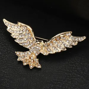 Primo piano di spilla aquila con strass dorati, spilla da risvolto dettagliata per abiti.