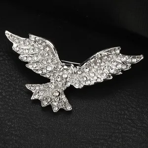 Spilla ad aquila color argento con strass scintillanti, elegante gioiello da risvolto da uomo.