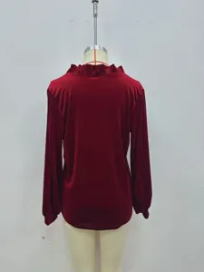 Chemisier à manches longues en velours rouge avec col volanté, haut chic pour femme.