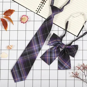 Vista dettagliata del set di cravatta e fiocco scozzese JK giapponese con motivo viola.
