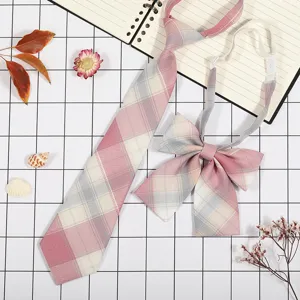 Dettaglio del set di cravatta e fiocco a quadri in stile JK giapponese con motivo rosa.