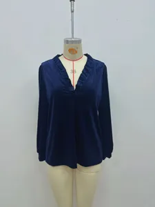 Chemisier a manches longues en velours bleu fonce col V avec details volants pour femmes.