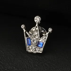 Spilla da uomo a forma di corona con strass di cristallo e gemme blu per abito