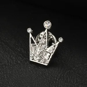 Spilla da colletto da uomo con corona in argento e strass di cristallo luminoso