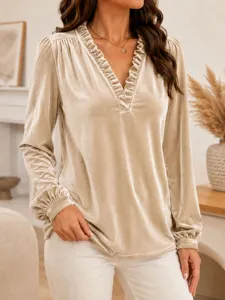 Gros plan sur le chemisier chic en velours manches longues col V pour femme.