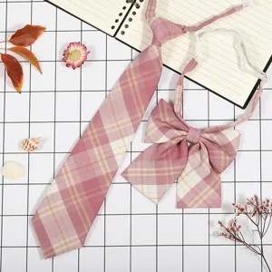 Dettaglio del set cravatta e fiocco a quadri JK stile college dolce e accessori.