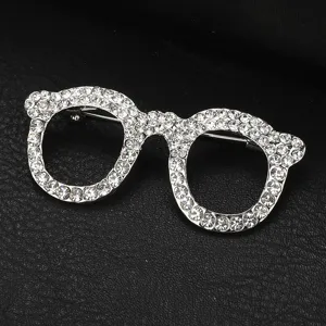Dettaglio spilla occhiali strass, elegante spilla da risvolto per abito con cristalli.