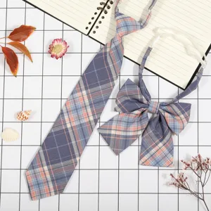 Set cravatta e fiocco scozzese JK, design a griglia blu rosa, accessorio accademico dolce.