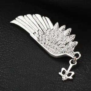 Primo piano della spilla ad ala d'argento, spilla da risvolto per abito da uomo, metallo.