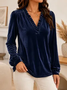 Élégante chemise en velours bleu foncé à manches longues et col à volants pour femme.