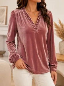 Blouse femme en velours à manches longues et col V avec volants. Haut chic et décontracté.