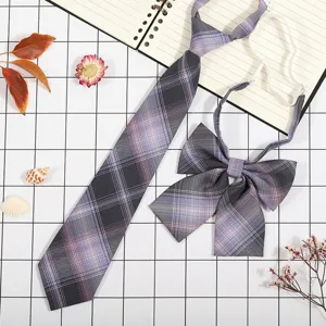 Vista dettagliata del set cravatta e fiocco JK a quadretti viola-grigio con cinturino regolabile.