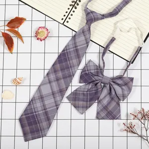 Set cravatta e fiocco scozzese viola in stile giapponese, scatto di dettaglio del tessuto.