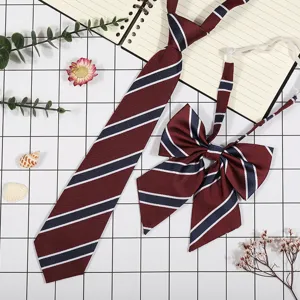 Set cravatta e fiocco stile giapponese JK, bordeaux con un classico motivo a righe.