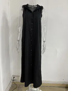 Vue détaillée de la robe longue noire sans manches à capuche avec boutons simples sur le devant.