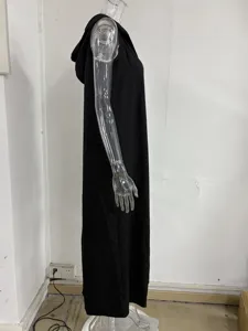 Robe longue noire sans manches avec capuche design minimaliste décontracté uni