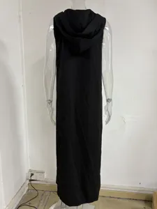 Vue détaillée de robe longue noire sans manches à capuche, style décontracté simple été.