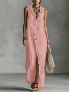 Vue détaillée d'une robe longue unie sans manches avec capuche et boutonnage frontal.