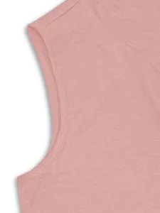Gros plan sur le tissu et les coutures soignées d'une robe sans manches rose unie.