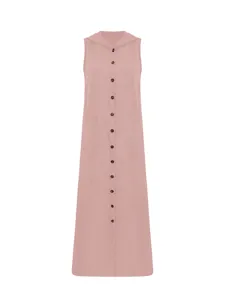 Détail de robe sans manches à capuche rose avec patte de boutonnage et longue coupe.