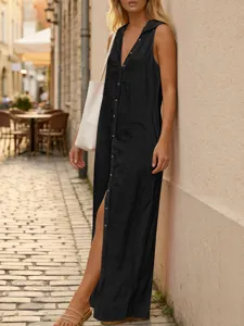 Robe longue noire sans manches à capuche et boutons, style décontracté et élégant.