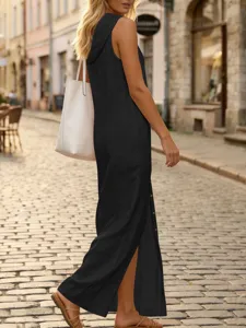 Robe longue noire sans manches avec capuche et boutons latéraux pour un style estival chic.