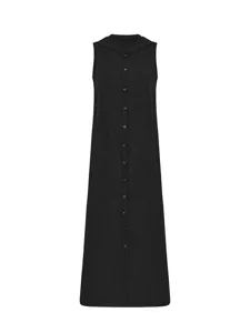 Détail de la robe longue noire sans manches à capuche avec boutons simples, style décontracté.