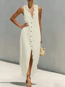 Vue détaillée de la robe longue sans manches à capuche décontractée avec patte de boutonnage.