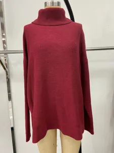 Detailansicht des dunkelroten Rollkragen-Strickpullovers mit langen Fledermausärmeln.
