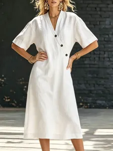 Robe midi blanche décontractée à col V, boutons latéraux et manches mi-longues amples.