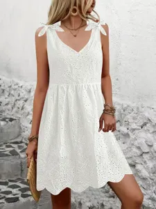 Robe d'été blanche en broderie anglaise, design élégant col V sans manches avec bretelles.