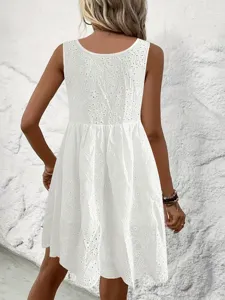 Robe d'été sans manches blanche avec broderie anglaise délicate et col en V élégant.