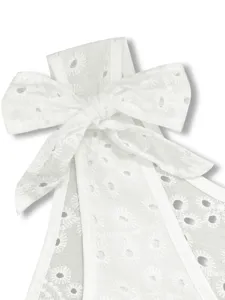 Détail de robe nuisette d'été blanche en broderie anglaise, élégante robe sans manches