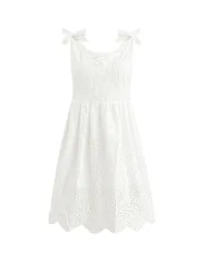 Robe d'été blanche brodée en dentelle col V sans manches nœuds élégante mode féminine.