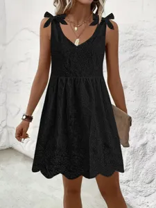 Robe d'été noire sans manches à col V, bretelles nœud et détails brodés anglais.